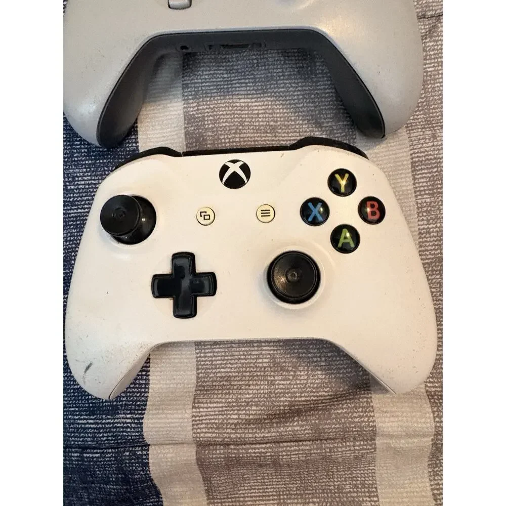 Xbox One Controllers SEE DESCRIPTION) ‼️Set Of 2‼️